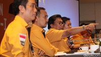 Oesman Sapta Odang (OSO) memberikan pemaparan di hadapan peserta rapat.
