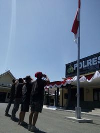 Keempat anak punk ini disuruh menghormat bendera