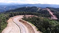 Pemerintahan Jokowi melalui Kementerian PUPR membangun Jalan Ayawasi (Petik Bintang-Kamundan). Jalan dibangun di atas pegunungan Papua. (Kementerian PUPR).