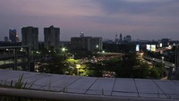 Jelang malam, suasana di Sky Dining Plaza Semanggi makin semarak seiring dengan lampu Simpang Susun Semanggi dan area gedung Jakarta yang mulai menyala (Randy/detikTravel)