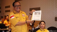 Peserta rapat menunjukkan buka panduan mengenai Bappilu.
