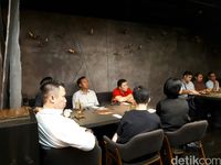 Para peserta sedang menyimak kedua chef.