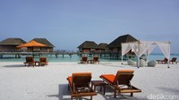 Ada banyak bangku kayu untuk berleyeh-leyeh di Club Med Kani Maldives. Mau bersantai di sini? (Afif/detikTravel)