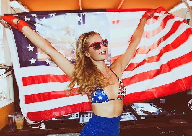 Paris Hilton tampaknya tengah merayakan Hari Kemerdekaan AS. Ia pun memilih bra dengan motif bendera AS sebagai atasan.(Foto:Instagram)
