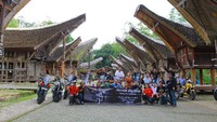 Tak hanya fokus pada performa motor, bikers Honda Big Bike Goes to Celebes pun mengunjungi Desa Adat Tana Toraja dan berinteraksi dengan masyarakat setempat. Para bikers pun menyempatkan diri mengunjungi tempat wisata alam terkenal yaitu Danau Poso. Di hari terakhir, bikers mengunjungi Tomohon dan Danau Tondano, Sulawesi Utara. (Foto: Dok. Astra Honda Motor)