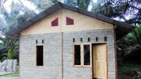 Di bidang perumahan, Kementerian PUPR menggulirkan program peningkatan kualitas 2.000 unit rumah swadaya di 6 kabupaten senilai Rp 30,9 miliar. (Kementerian PUPR).