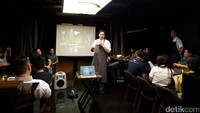 Chef Andri Dionysius membahas tentang seluk beluk proses aging atau pelayuan kepada peserta Meat & Greet - Dry Aged Meat Masterclass di AB Steak (5/8). Ada 48 peserta berpartisipasi dalam kegiatan ini.