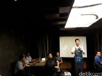 Chef Joel sedang menjelaskan tentang marbling.