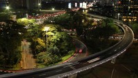 Pendar dari lampu Simpang Susun Semanggi memberikan keindahan bagi mata orang awam. Makin indah lagi ketika bercampur dengan lampu mobil yang lalu lalang (Randy/detikTravel)
