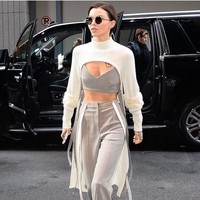 Ruby Rose tampil serupa dengan Halsey. Ruby memakai atasan bra dan celana berwarna matching kemudian menambahkan atasan lengan panjang dengan yang bolong di tengah. (Foto:Instagram)