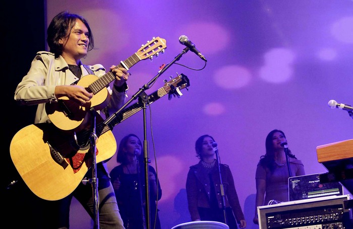 Musisi kenamaan Viky Sianipar bersama penyanyi muda batak menelurkan album TobaDream Rising Stars. Album yang berisi lagu-lagu baru dengan kualitas baik sesuai dengan kebutuhan anak-anak muda jaman sekarang itu menampilkan 10 penyanyi dari hasil pembinaan TobaDream Vocal Contest 2016.