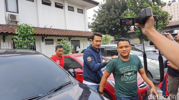 Foto:  Datang ke BNN, Tora Sudiro Tabrakkan Diri ke Pagar