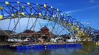 Kementerian PUPR melalui Balitbang berhasil membangun Jembatan Apung di Cilacap dengan panjang 47 meter. (Kementerian PUPR).