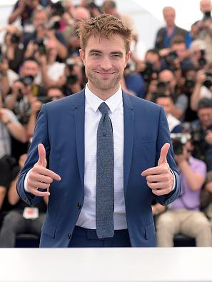 CANNES, FRANCE - MAY 25:  Actor Robert Pattinson attends the Good Time photocall during the 70th annual Cannes Film Festival at Palais des Festivals on May 25, 2017 in Cannes, France.  (Photo by Pascal Le Segretain/Getty Images)
