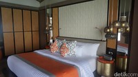 Overwater Villa di Club Med Finolhu Maldives ukurannya 151 meter persegi untuk yang di sisi sunrise dan 168 meter persegi di sisi sunset. Kamar tidur dan bathtub di dalamnya menghadap laut (Afif/detikTravel)