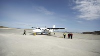 Bandara Barra lintasannya berada di Pantai Traigh Mhor. Pantai berpasir pasir putih dengan laut biru yang memukau (visitscotland.com)