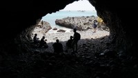 Ada beberapa gua di Pulau Kunti yang berada di pinggiran tebing. Kalau kepanasan, bisa berteduh di sini (Mukhlis/detikTravel)
