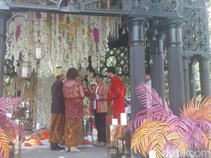 Saat Warga Rusia Heboh Menjadi Pengantin Tradisional Indonesia