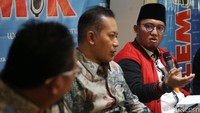 Keengganan Novel diperiksa polisi dipersoalkan oleh Masinton Pasaribu. Menurut Ketua PP Pemuda Muhammadiyah Dahnil Anzar, urusan itu jangan sampai membuat pengusutan teror terhadap Novel menjadi lambat karena sedari awal Novel sudah menyampaikan soal dugaan pelaku kepada polisi.