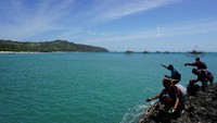Kamu bisa snorkeling di Pulau Kunti dan berenang. Lautnya memang menggoda (Mukhlis/detikTravel)