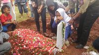 Jenazah Ibu dan 3 Anak Korban Kebakaran Dimakamkan Berdampingan