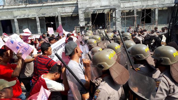 Massa terlibat dorong dengan polisi