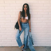 Shay Michelle tampil seksi dengan atasan rajutan putih serupa bra. Item itu dipadankan dengan celana dan jaket serba jeans. (Foto:Instagram)