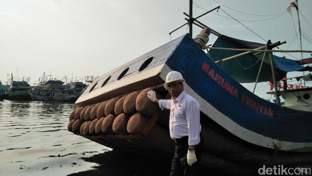 Menhub Budi Karya Sumadi berfoto di depan Kapal Paralon