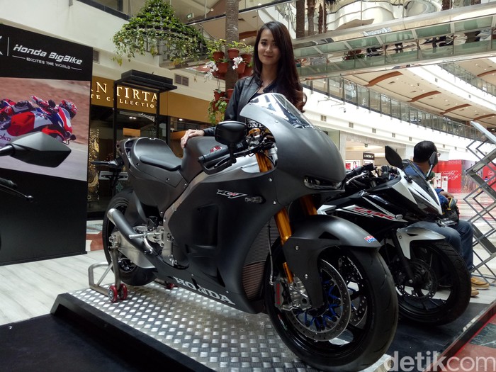 Motor Marquez-Pedrosa Versi Jalan Raya Mejeng di Mal