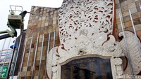 Seorang petugas membersihkan Monumen Bom Bali, Sabtu (5/8/2017).