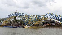 Jembatan Apung di Cilacap ini dikerjakan hanya dalam waktu kurang lebih enam bulan, menghabiskan anggaran sebesar Rp 2  miliar dengan rincian Rp 1,2 miliar untuk material dan sisanya untuk mobilisasi. (Kementerian PUPR).