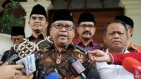 Hasto memberikan keterangan pers usai bertemu Hamzah Haz di kediamannya di Jalan Patra Kuningan XV Nomor 5, Kuningan Timur, Jakarta Selatan, Sabtu (5/8/2017).