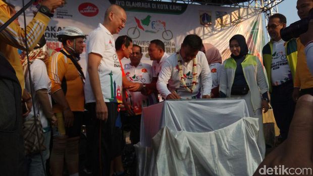 Sandiaga Gowes Bareng Menpora di Pondok Pinang