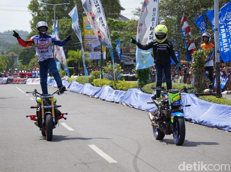 Foto: Aksi Freestyle Kakak-Adik Bersama Yamaha R6 dan MT-25