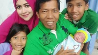 Meggy mengunggah momen saat bersama keluarganya berpose bersama sang bayi, sementara itu Kiwil tampak menggedong si anak bungsu. (Foto: Meggy istri kedua Kiwil lahirkan anak ketiga. instagram Meggy Wulandari)