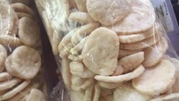 Kerupuk ikan ukuran kecil ini asal Bangka. Sedikit keras dengan aroma ikan yang kuat. Rasanya gurih, keras dan enak direndam kuah cuko. (Foto: Istimewa)