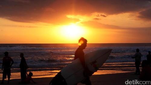 Belum lengkap liburan akhir pekan Anda di Bali bila tidak berkunjung ke Pantai Kuta. Pantai ini sering  disebut sebagai pantai matahari terbenam.