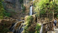 Curug Cimarinjung tinggi menjulang sekitar 45 meter. Debit airnya pun deras banget. Curug ini mengalir di tengah lereng perbukitan batuan tertua di Pulau Jawa (Mukhlis/detikTravel)