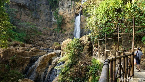 Curug Cimarinjung tinggi menjulang sekitar 45 meter. Debit airnya pun deras banget. Curug ini mengalir di tengah lereng perbukitan batuan tertua di Pulau Jawa (Mukhlis/detikTravel) Curug Cimarinjung tinggi menjulang sekitar 45 meter. Debit airnya pun deras banget. Curug ini mengalir di tengah lereng perbukitan batuan tertua di Pulau Jawa (Mukhlis/detikTravel)