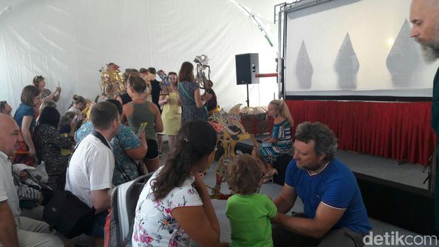 Saat Warga Rusia Terpaku Mendengar Penjelasan Wayang Kulit