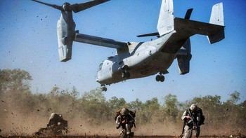 Pesawat Osprey buatan Boeing dan Bell Helicopter memang lain dari yang lain, dengan wujud futuristik dan kemampuannya merupakan gabungan helikopter dan pesawat turboprop. Namun di sisi lain, pesawat ini terhitung kerap kena malapetaka. Foto: Dok. Twitter Real Clear Defense