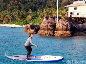 Paddling Menteri Susi vs Renang Sandiaga di Danau Sunter
