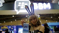 Fitur terbaru dari BBM tersebut dapat digunakan untuk membaca komik serta para kreator stiker yang bekerjasama dengan Korean Webtoon dan Webnovel, Neobazar.