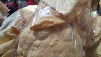Kerupuk kanji lipat ini bentuknya setengah lingkaran. Rasanya mirip kerupuk pangsit tetapi sedikit manis. Enak dimakan dengan sambal pecel. (Foto: Istimewa)