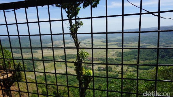 Bukit Panenjoan sendiri berarti tempat untuk melihat dalam bahasa Sunda. Dari bukit ini, bisa terlihat Desa Ciwaru, Desa Mandra Jaya dan Desa Mekar Sakti. Bukit diberi teralis pelindung agar traveler merasa aman (Mukhlis/detikTravel) Bukit Panenjoan sendiri berarti tempat untuk melihat dalam bahasa Sunda. Dari bukit ini, bisa terlihat Desa Ciwaru, Desa Mandra Jaya dan Desa Mekar Sakti. Bukit diberi teralis pelindung agar traveler merasa aman (Mukhlis/detikTravel)