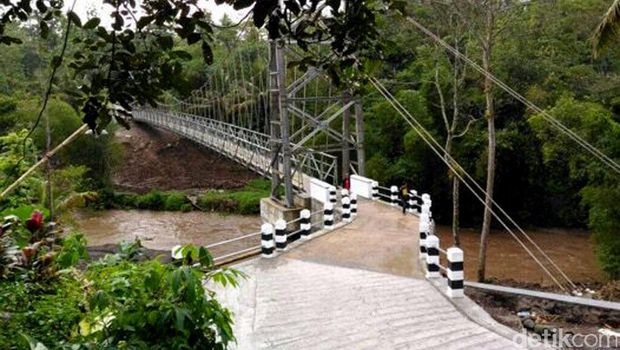 Jokowi Bangun 32 Jembatan Gantung dalam 2 Tahun Terakhir