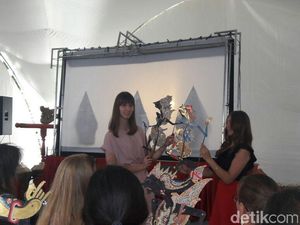 Saat Warga Rusia Terpaku Mendengar Penjelasan Wayang Kulit