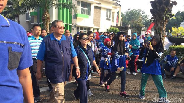 Minggu Pagi, SBY hingga Agus Yudhoyono Jalan Sehat di Cikeas