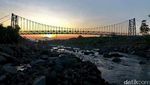 Menengok Cantiknya Jembatan Gantung di Pelosok RI