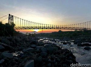 Menengok Cantiknya Jembatan Gantung di Pelosok RI